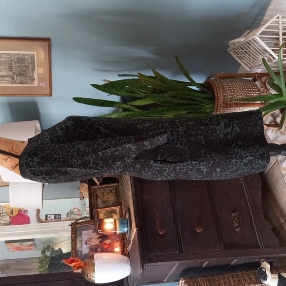 Lark & Ro Black and Green Leopard Print Long Sleeve Midi Dress - Picture 9 of 16